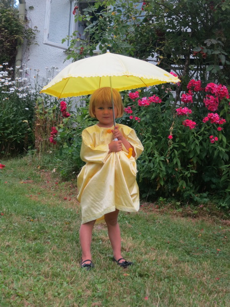 Hilda med gult paraply